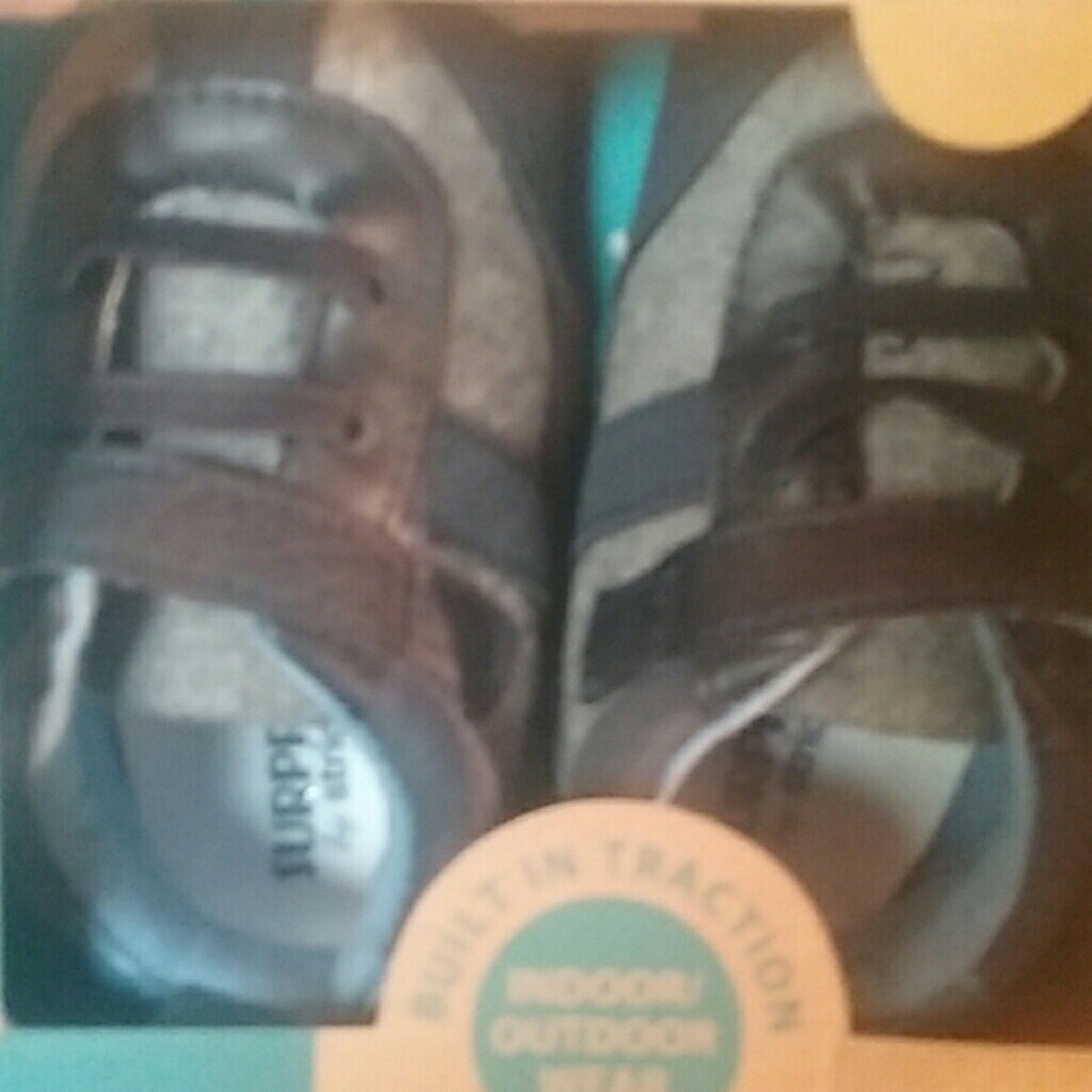 Sneakers 12 -18 months.